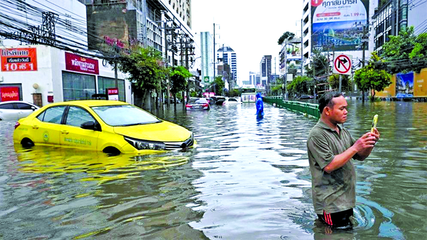Bangkok floods force thousands into shelters
